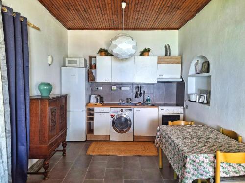 Cuisine ou kitchenette dans l'établissement LeMaMi Seafront Bungalows