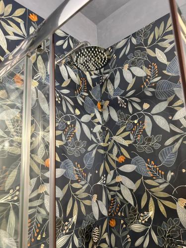 a staircase with a floral wallpaper on the wall at B&B Restanza in Salerno
