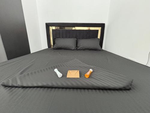 Una cama con dos botellas y una caja encima. en Cozy elegant 1 bedroom apartment, en Bucarest