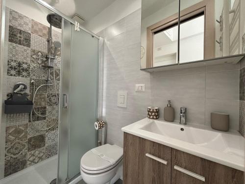 Un baño con lavabo, inodoro y ducha. en Renovated studio near the Vatican, en Roma