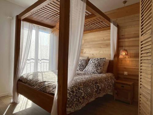 een slaapkamer met een hemelbed en een raam bij Villa Fautea Verdon in Sainte-Croix-de-Verdon