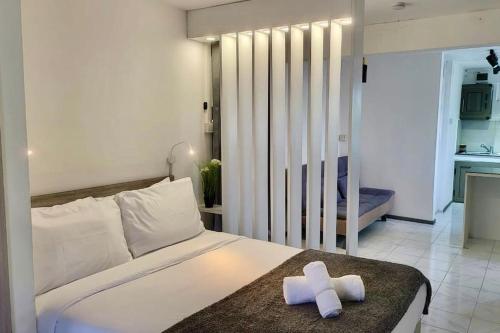 格兰贝伊Fully equipped Studio with pool in Grand Bay的一间卧室，床上有两条毛巾