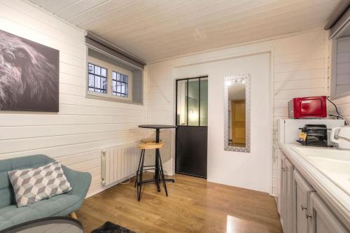 Cette chambre comprend une table et une chaise. dans l'établissement Appartement bien équipé, Croix-Rousse, Lyon, à Lyon