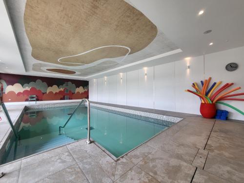 - une piscine dans un bâtiment doté d'un plafond dans l'établissement DOMITYS - La Licorne, à Saverne