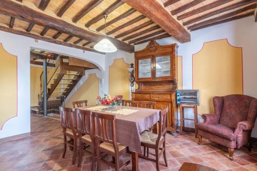 a dining room with a table and chairs at beb del Musico in Montalcino