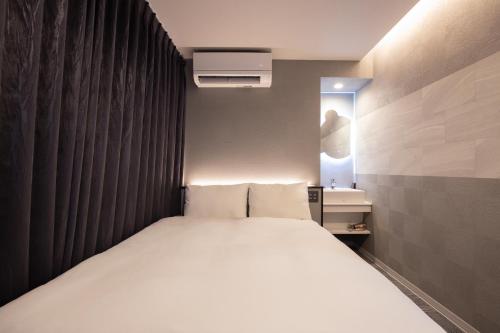 a bedroom with a white bed in a room at inninn HOTEL UENO in Tokyo