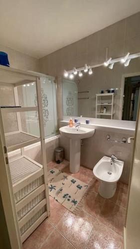 une salle de bain avec un lavabo et des toilettes dans l'établissement Superbe appartement avec vue mer, à Trouville-sur-Mer