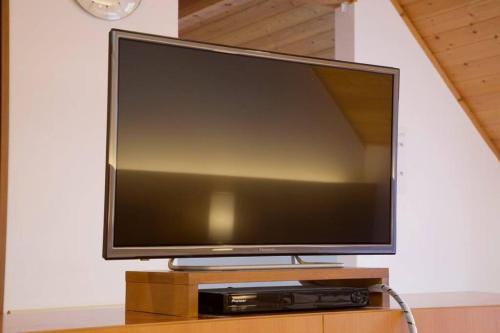 a flat screen tv sitting on top of a table at イングリッシュコテージ メイハウス in Oshino