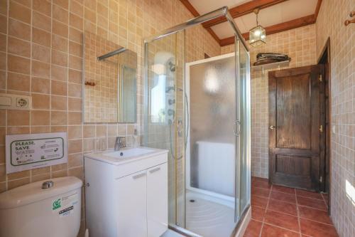 ein Badezimmer mit Dusche, Toilette und Waschbecken in der Unterkunft Casa Rural Los Miradores in Marchena