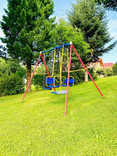 a swing set in a field of grass at Fuchsbau in Vordertheissenegg