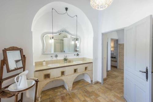 MarchenaにあるHacienda San Antonioのバスルーム(洗面化粧台、洗面台2台、鏡付)