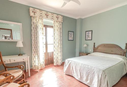 Postel nebo postele na pokoji v ubytování Hacienda El Corchuelo en Marchena