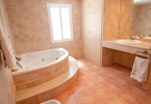 Koupelna v ubytování Hacienda El Corchuelo en Marchena