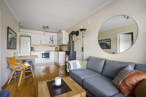 Køkken eller tekøkken på Cozy modern apartment - Very central at Sinnes