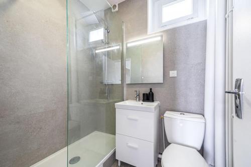 une salle de bain avec toilettes et douche en verre dans l'établissement Appartement spacieux et calme Ville de Issy, à Issy-les-Moulineaux