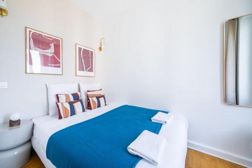 une chambre avec un lit avec une couverture bleue dans l'établissement Appartement spacieux et calme Ville de Issy, à Issy-les-Moulineaux