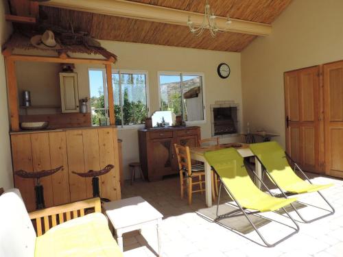 Photo de la galerie de l'établissement Location 2 pers cuisine d'été le Faré Tchanqué parking gratuit sur place, à Cavaillon