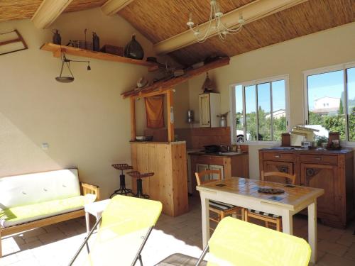 Photo de la galerie de l'établissement Location 2 pers cuisine d'été le Faré Tchanqué parking gratuit sur place, à Cavaillon