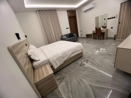 Ένα ή περισσότερα κρεβάτια σε δωμάτιο στο نخيل الواحة للشقق المخدومة