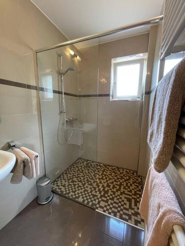a bathroom with a shower and a sink and a shower at Strandhaus Deichvoigt in Cuxhaven