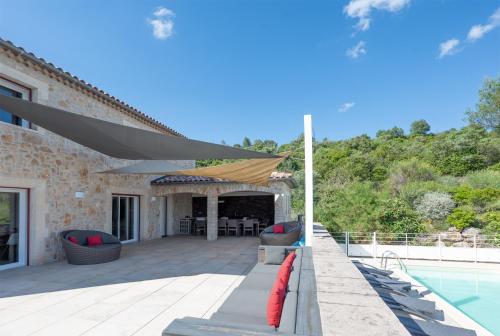 une maison avec une piscine et une terrasse dans l'établissement 30VENTSB Villa Eole, à Saint-Ambroix