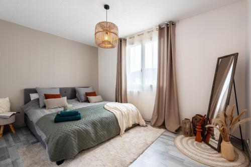 une chambre avec un lit et une grande fenêtre dans l'établissement Aux portes de l'Ardèche, à Granges-lès-Valence