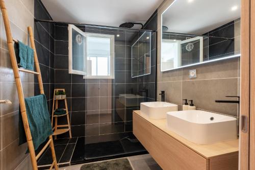 une salle de bain avec un lavabo et un miroir dans l'établissement Aux portes de l'Ardèche, à Granges-lès-Valence