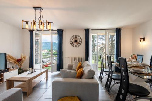 un salon avec un canapé et une table dans l'établissement Aux portes de l'Ardèche, à Granges-lès-Valence