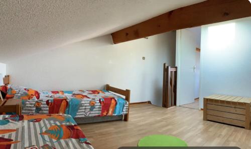 - une chambre avec un lit et un lit bébé dans l'établissement Petite maison dans résidence avec piscine, à Cogolin