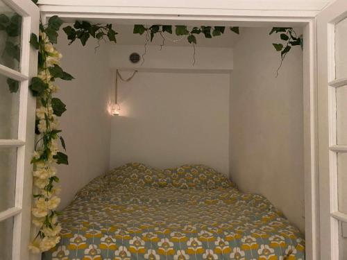 - une chambre avec un lit fleuri dans l'établissement Carnolès, à Roquebrune-Cap-Martin