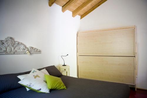 a bedroom with a bed and a wooden door at Agriturismo il Mulino in Stibiveri