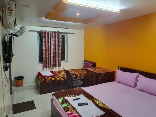 Un pat sau paturi într-o cameră la Octave Hotel Sai Shine Inn