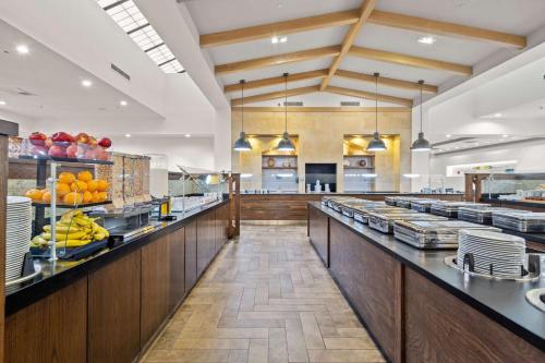 Una gran cafetería con una línea de buffet con comida. en Hilton Sandestin Beach Golf Resort & Spa, en Destin