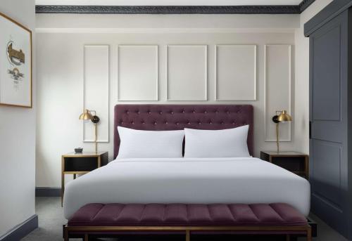Katil atau katil-katil dalam bilik di Hotel Phillips Kansas City, Curio Collection By Hilton