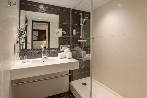 Un baño de Best Western Hotel Le Quercy