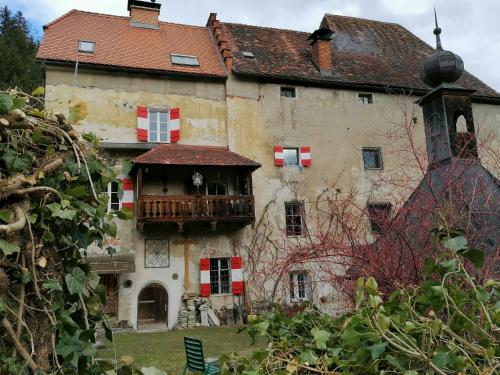 an old house with a balcony in front of it at Herzogberghof in Kindberg