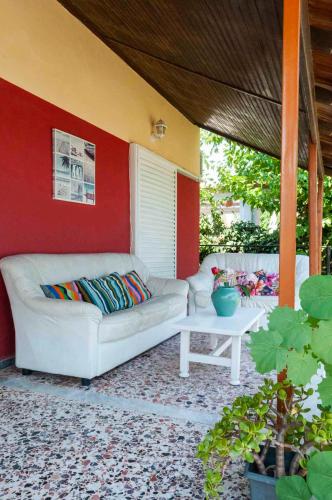 Coin salon dans l'établissement LeMaMi Seafront Bungalows