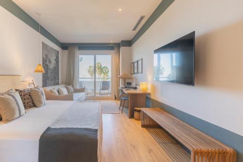 a hotel room with a bed and a tv at Soho Boutique Las Vegas in Málaga
