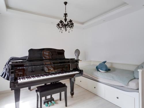 - une chambre avec un piano et un lit dans l'établissement Détente et balcon, La Défense-Paris, à Courbevoie