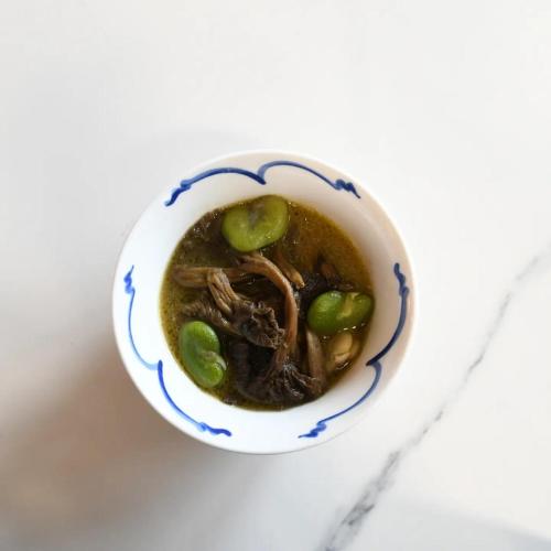 a bowl of soup with meat and green beans at La Tronera del Bierzo Restaurante-Hotel in Villadepalos