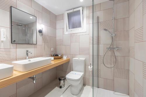 a bathroom with a toilet and a sink and a shower at Soho Boutique Las Vegas in Málaga