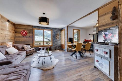 un salon avec un canapé et une table dans l'établissement CRISTALINNES Tres bel appartement trois Chambres Tres jolie vue, à Val dʼIsère