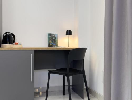 a black chair sitting in front of a desk at B&B Arcade Luxury in Montepaone Lido