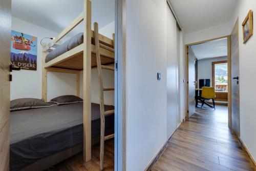 - une chambre avec des lits superposés et un couloir dans l'établissement CRISTALINNES Tres bel appartement trois Chambres Tres jolie vue, à Val dʼIsère
