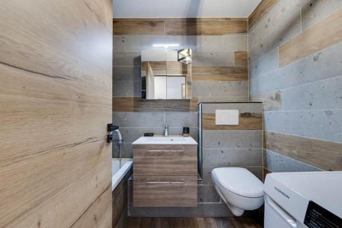une salle de bain avec toilettes, lavabo et miroir dans l'établissement CRISTALINNES Tres bel appartement trois Chambres Tres jolie vue, à Val dʼIsère