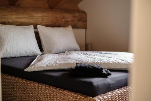 Letto o letti in una camera di wunderschönes Blockhaus direkt am See für 10 PAX