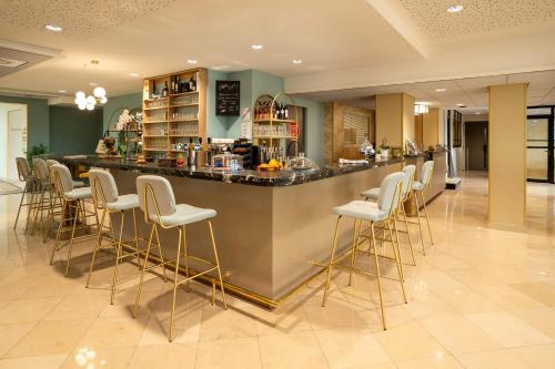 El salón o zona de bar de Best Western Hotel Le Quercy