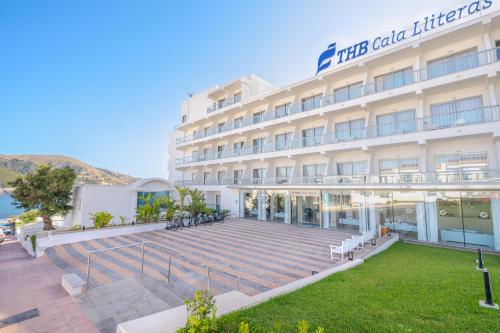 duży budynek ze schodami przed nim w obiekcie THB Cala Lliteras - Adults Only w Cala Ratjada