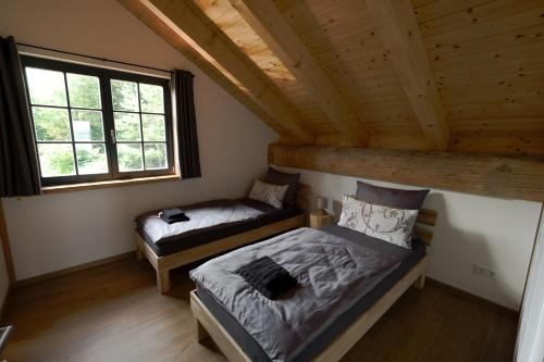 Letto o letti in una camera di wunderschönes Blockhaus direkt am See für 10 PAX