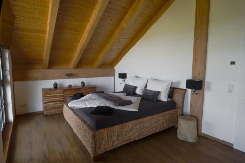 Letto o letti in una camera di wunderschönes Blockhaus direkt am See für 10 PAX